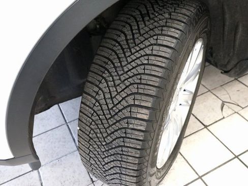 Used 2018 Land Rover Discovery Sport SE image 46