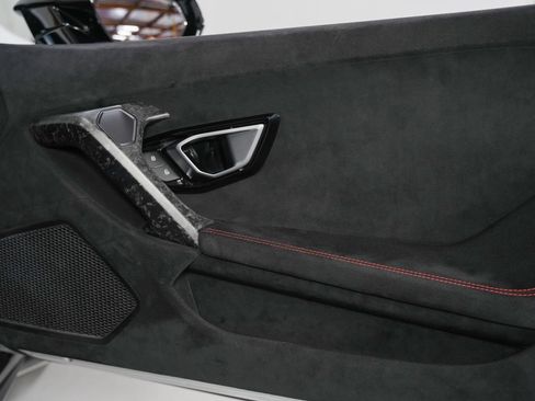 Used 2018 Lamborghini Huracan Performante AWD/4WD image 32