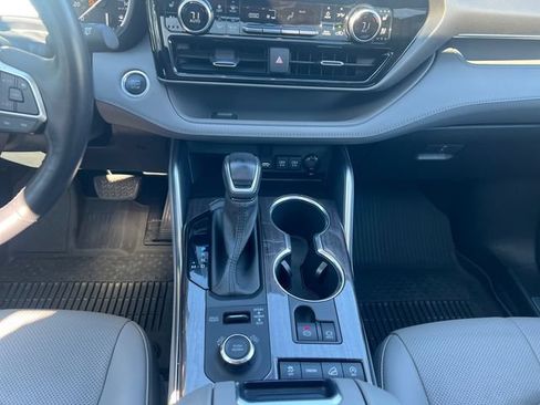 Used 2021 Toyota Highlander Limited AWD/4WD image 16