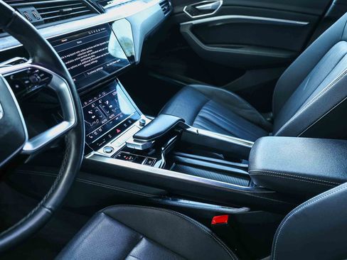Used 2022 Audi e-tron Premium Plus w/ Premium Plus Package image 27