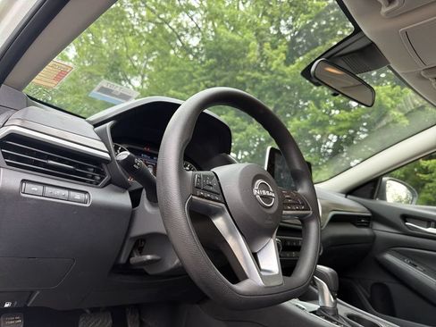 Used 2025 Nissan Altima 2.5 SV FWD image 10