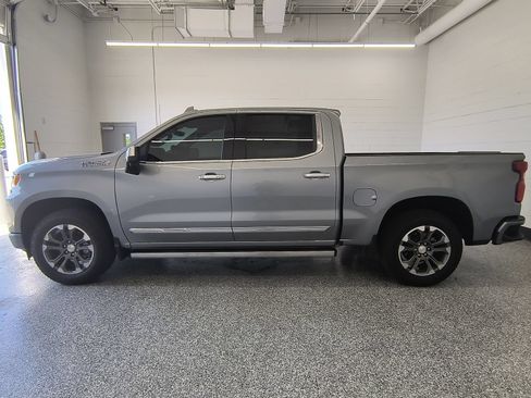 Used 2024 Chevrolet Silverado 1500 High Country w/ Technology Package AWD/4WD image 2