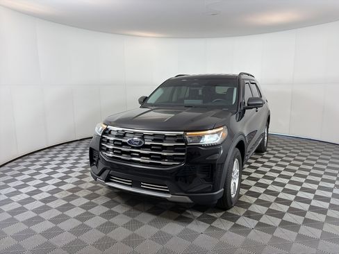 Used 2025 Ford Explorer Active image 2