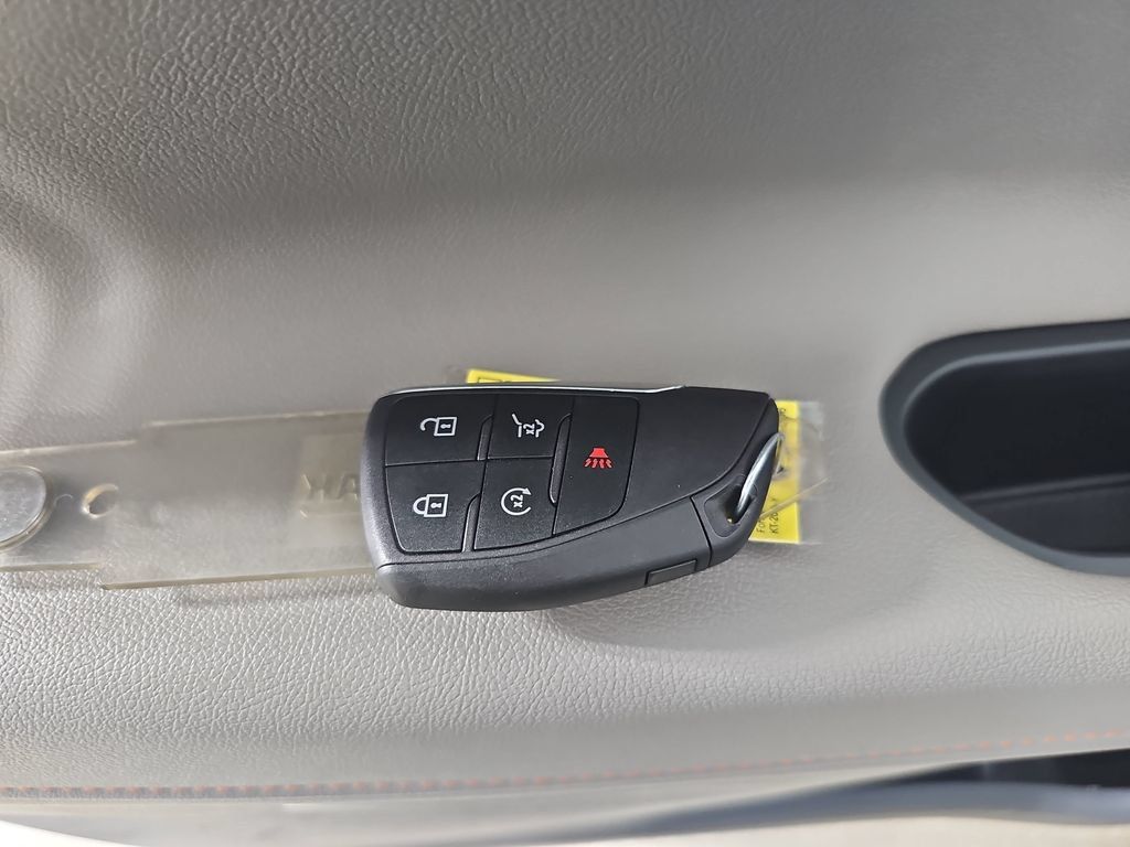 Used 2025 Chevrolet Traverse LT FWD image 42