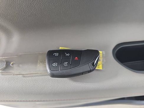 Used 2025 Chevrolet Traverse LT FWD image 42