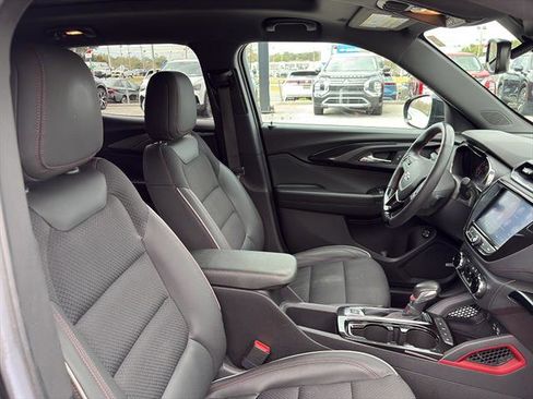 Used 2023 Chevrolet TrailBlazer RS w/ Sun and Liftgate Package FWD image 9