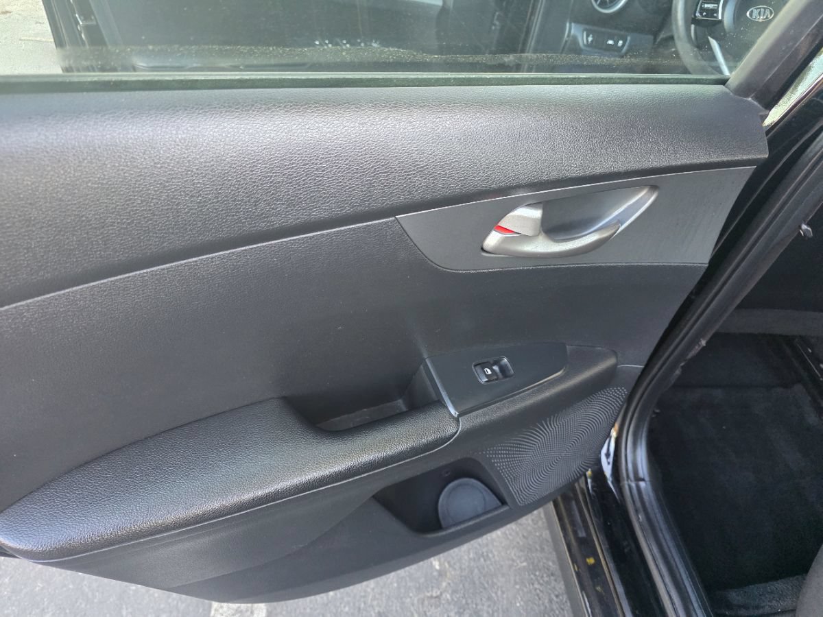Used 2020 Kia Forte LXS FWD image 27