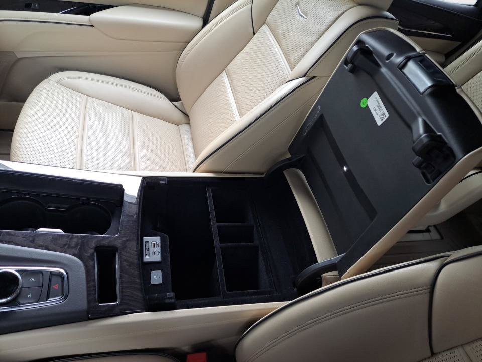 Certified 2022 Cadillac Escalade Premium Luxury w/ Performance Package AWD/4WD image 31