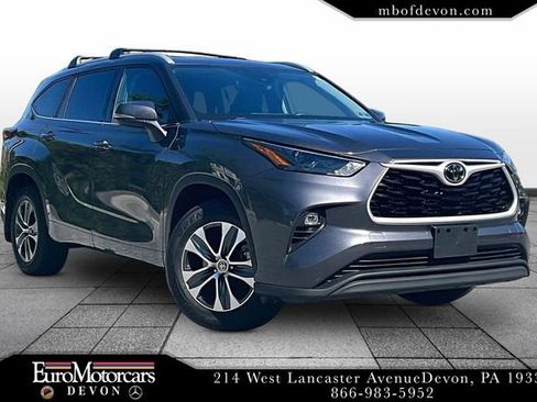 Used 2022 Toyota Highlander XLE AWD/4WD image 1