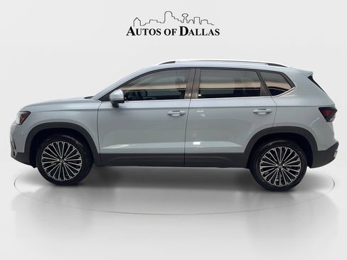 Used 2025 Volkswagen Taos SE FWD image 5