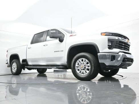 Used 2025 Chevrolet Silverado 2500 LT AWD/4WD image 39