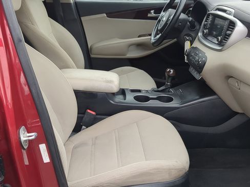Used 2017 Kia Sorento LX w/ LX Convenience Package image 24