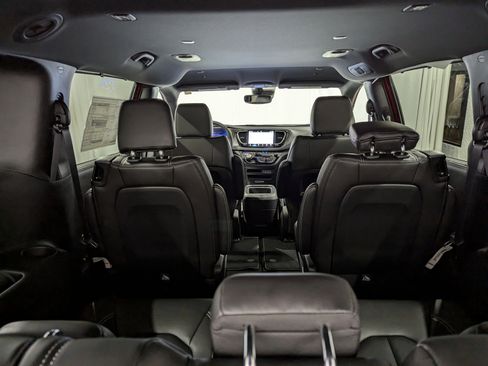New 2025 Chrysler Pacifica Select image 10