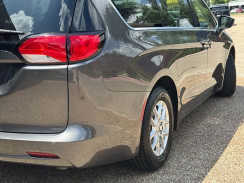 Used 2022 Chrysler Voyager LX FWD image 4