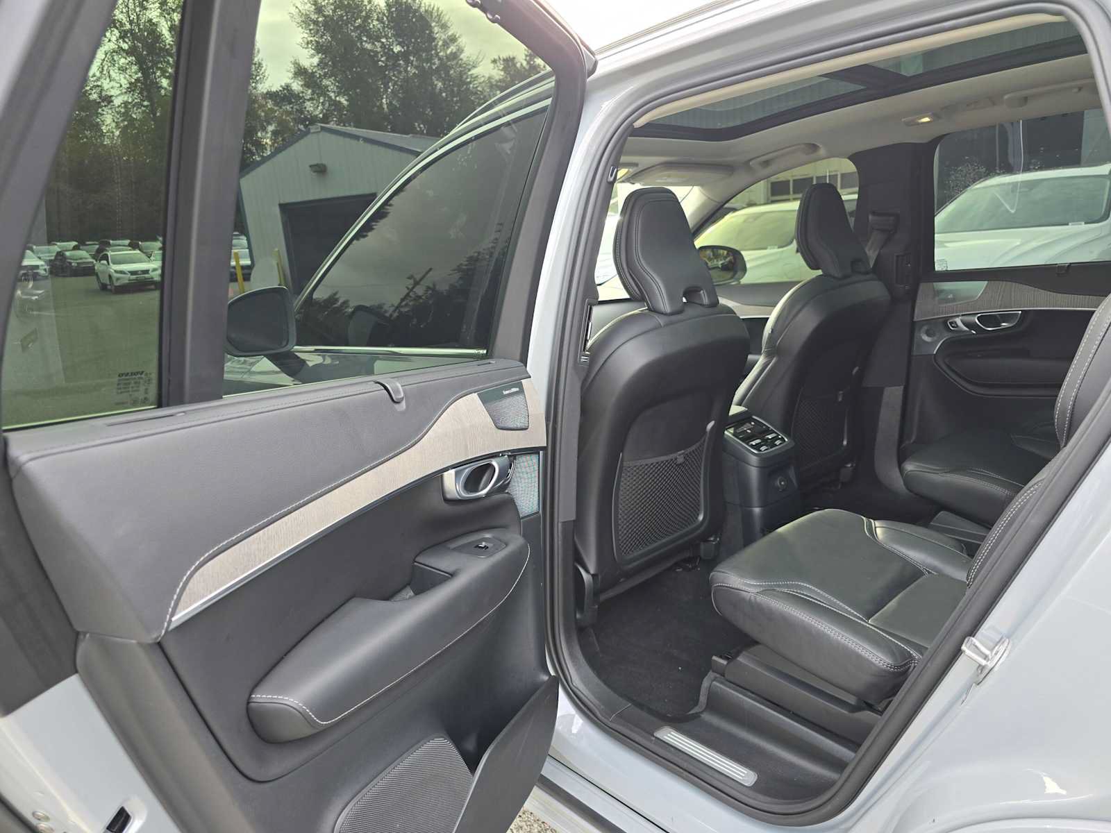 Certified 2024 Volvo XC90 T8 Ultimate w/ Protection Package Premier AWD/4WD image 17