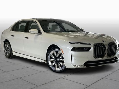 Used 2025 BMW i7 eDrive50 image 2