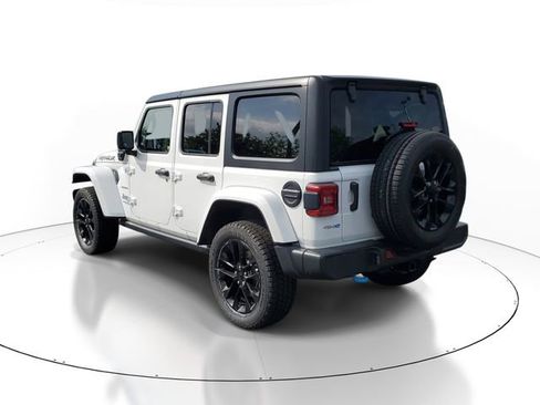 Used 2022 Jeep Wrangler Unlimited Sahara w/ Cold Weather Group AWD/4WD image 4