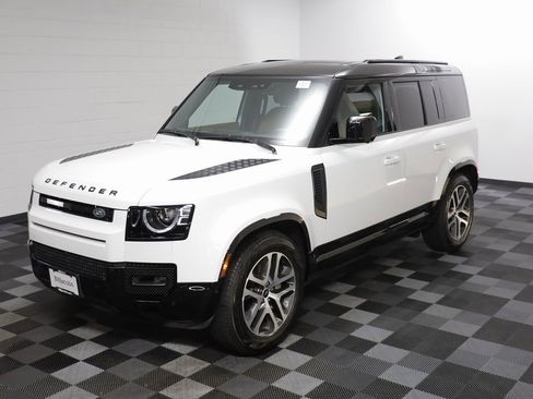 Used 2025 Land Rover Defender 110 X-Dynamic SE image 2