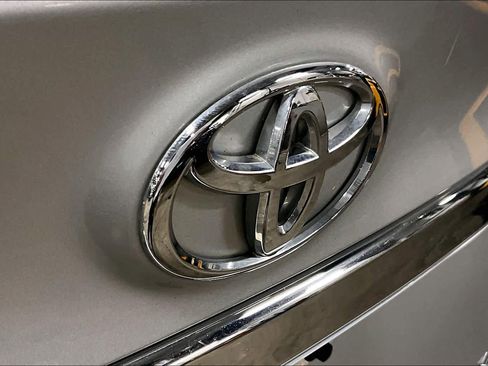 Used 2013 Toyota Avalon Limited image 29