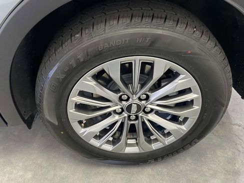 Used 2025 Cadillac XT4 Premium Luxury image 9