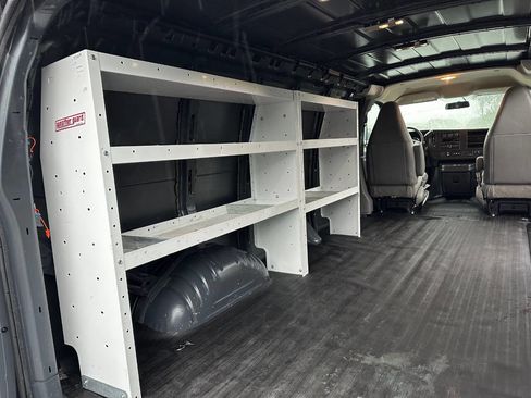 Used 2017 Chevrolet Express 3500 Extended RWD image 18