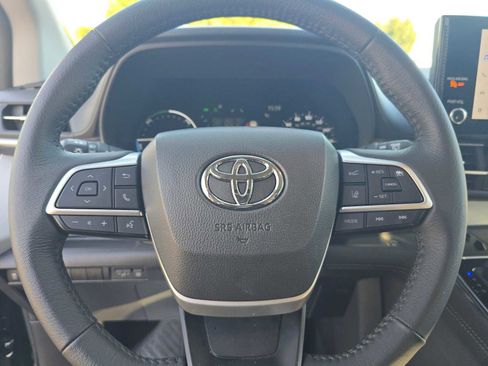 Used 2025 Toyota Sienna XLE image 24