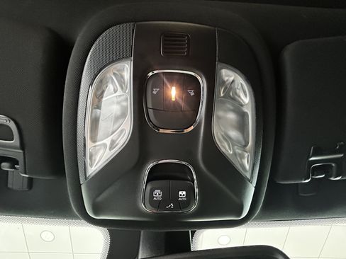 Used 2024 Jeep Compass Latitude w/ Sun and Sound Group AWD/4WD image 16