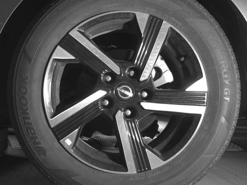 Used 2025 Nissan Sentra SV FWD image 14
