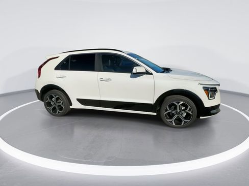 Used 2025 Kia Niro SX Touring image 11