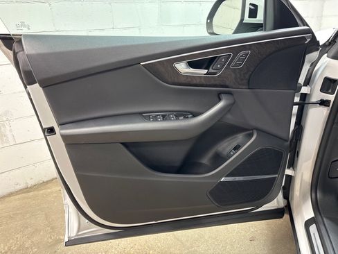 Used 2020 Audi Q8 Premium Plus w/ Premium Plus Package AWD/4WD image 24