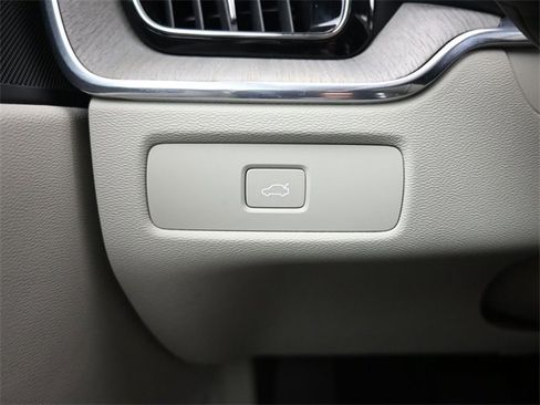 Used 2023 Volvo XC60 B5 Plus image 26