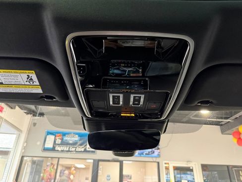 Used 2022 Land Rover Range Rover Velar R-Dynamic S image 32