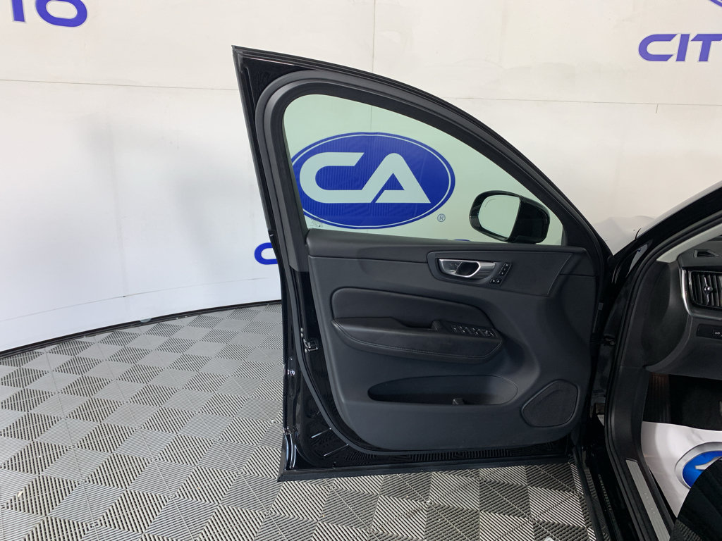 Used 2023 Volvo XC60 B5 Core AWD/4WD image 13