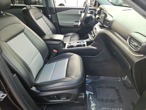 Used 2022 Ford Explorer XLT w/ Equipment Group 202A image 28