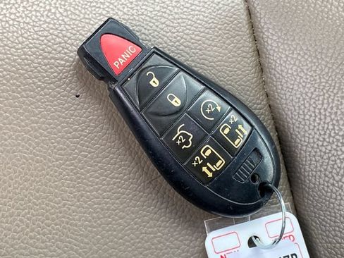 Used 2013 Chrysler Town & Country Touring FWD image 10