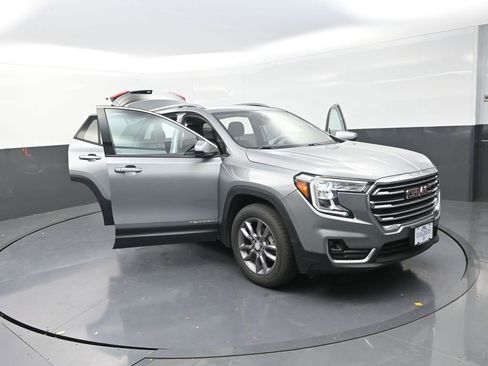 Used 2023 GMC Terrain SLT image 30