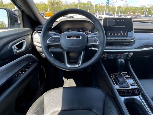 Used 2025 Jeep Compass Latitude image 5