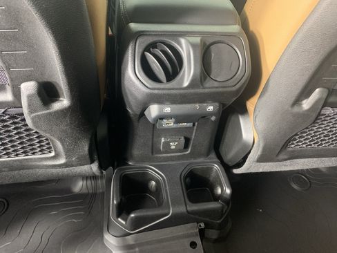 Used 2020 Jeep Gladiator Rubicon AWD/4WD image 32
