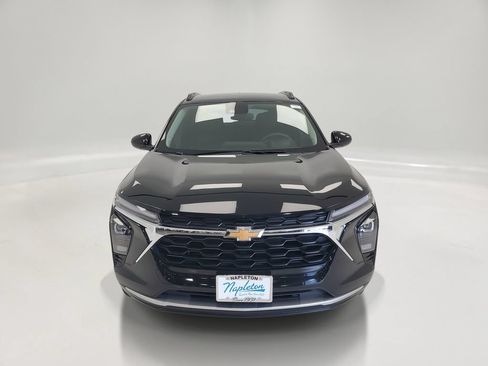 Used 2025 Chevrolet Trax LT FWD image 2
