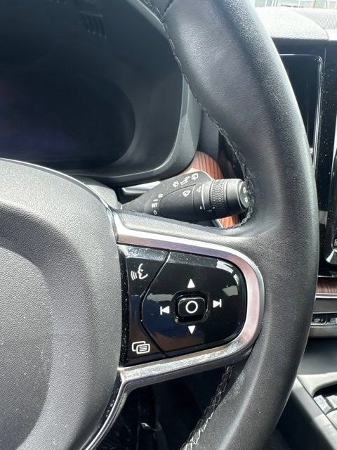 Used 2023 Volvo XC60 B5 Plus AWD/4WD image 17