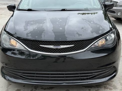 Used 2017 Chrysler Pacifica Touring FWD image 9