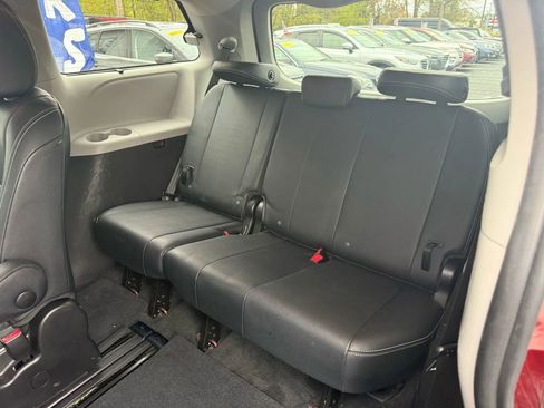 Used 2015 Toyota Sienna SE Premium image 38