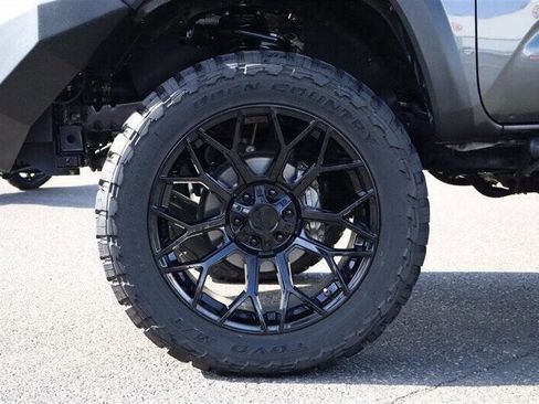 Used 2017 Toyota Tacoma TRD Off-Road w/ Tow Package image 11