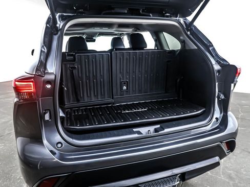 Used 2024 Toyota Highlander XLE image 23