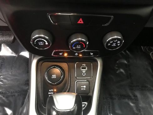 Used 2018 Jeep Compass Latitude w/ Cold Weather Group image 20