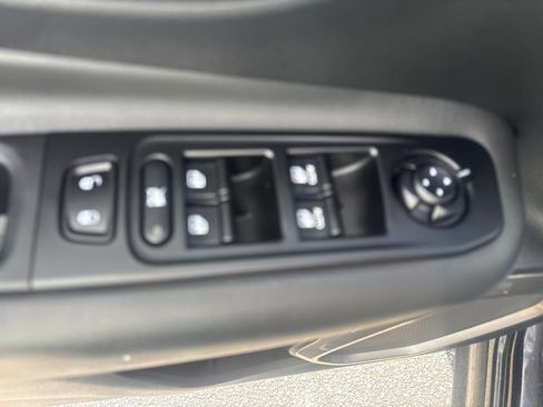 Used 2023 Jeep Renegade Latitude AWD/4WD image 18
