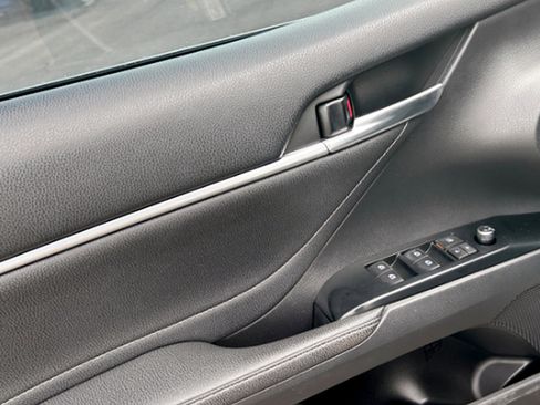 Used 2018 Toyota Camry XSE image 16