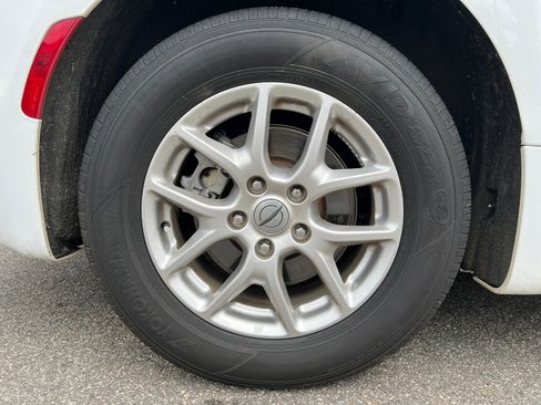 Certified 2024 Chrysler Pacifica Touring-L image 21