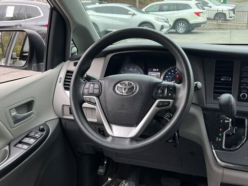 Used 2018 Toyota Sienna LE image 17