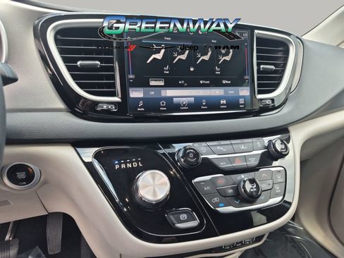 Used 2023 Chrysler Pacifica Touring-L FWD image 17